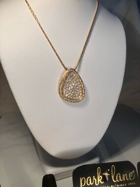 Park Lane Goldtone Crystal freestyle necklace ‘Boca’. Adjustable 16-19 inches.